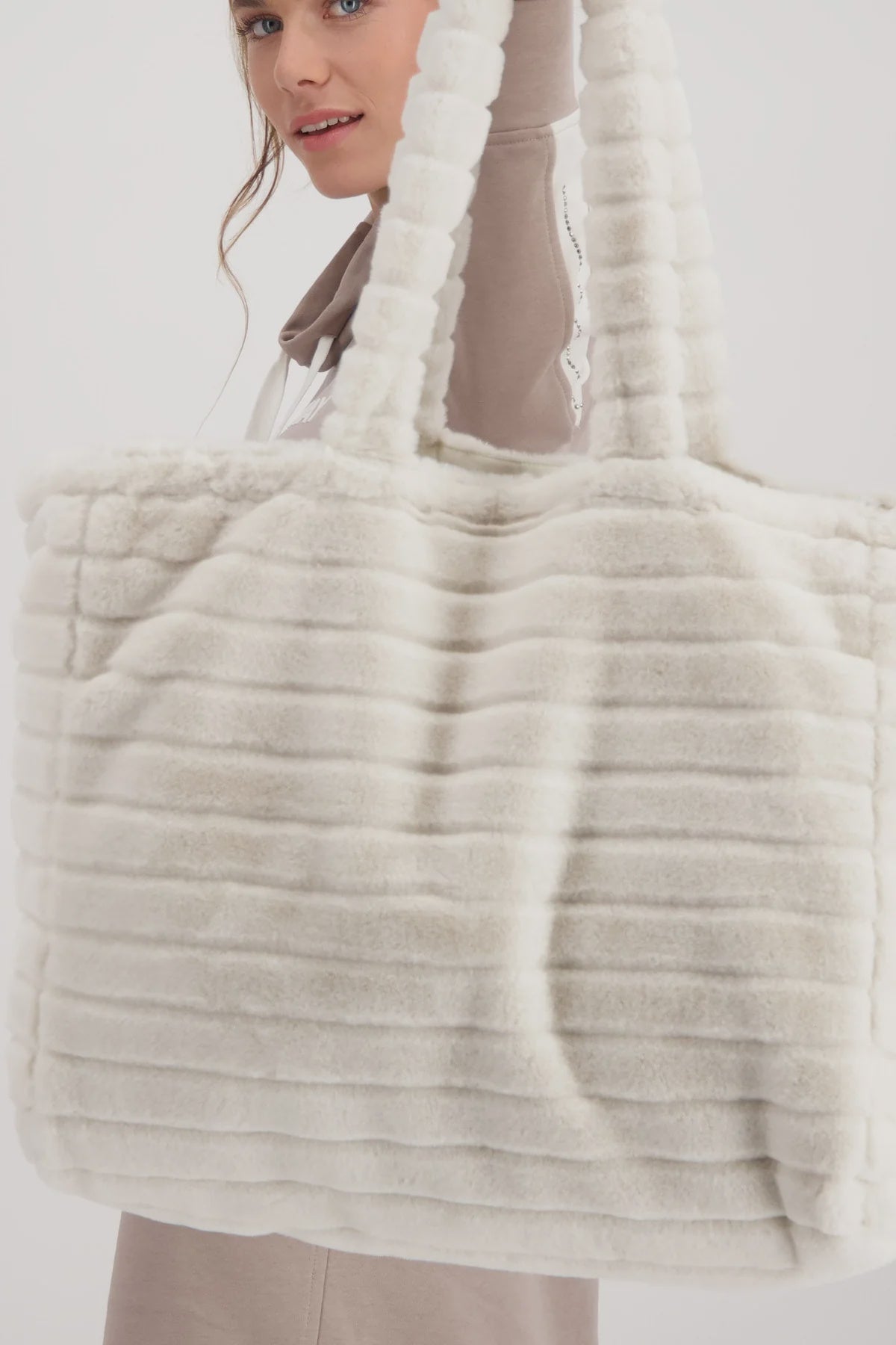 Monari Faux Fur Bag / Weekender - Off White